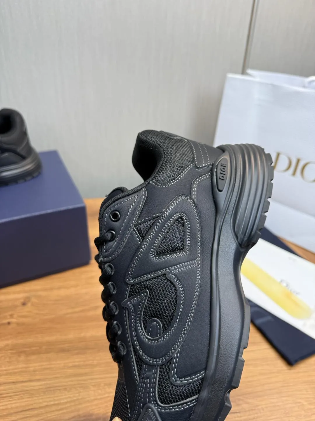 Men's men's shoes💰740💰 Dior's new B30 couple 👫 low-top sneakers, the highest version on the market✅ are carefully made of gray mesh fabric and white technical fabric, decorated with reflective "CD30" graphic logo, and "DIO~B30" and "CD30" logos on the heel and tongue. An extra-light, sculpted rubber sole with signature accents adds style, while internal stretch details create ideal comfort. It can be matched with various casual styles to show the fashionable and modern sports style〰️ Size: 35-40 (customized at 40 for women) 39-45 (customized at 38.45 for men)